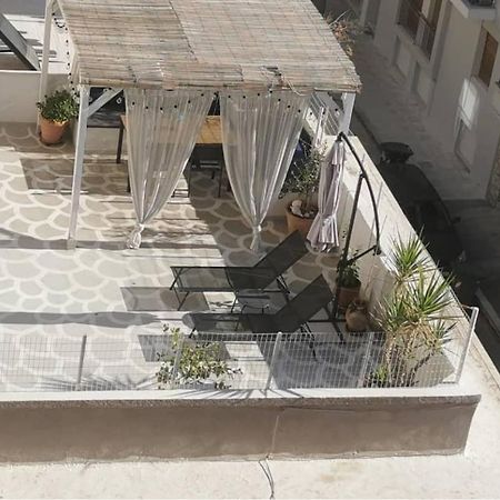 Apartment With Terrace In Piraiki Pireu Exterior foto