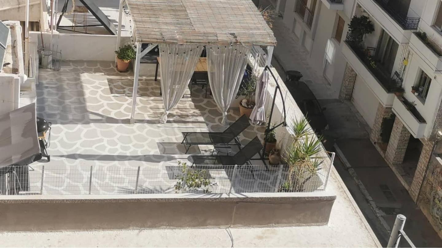 Apartment With Terrace In Piraiki Pireu Exterior foto
